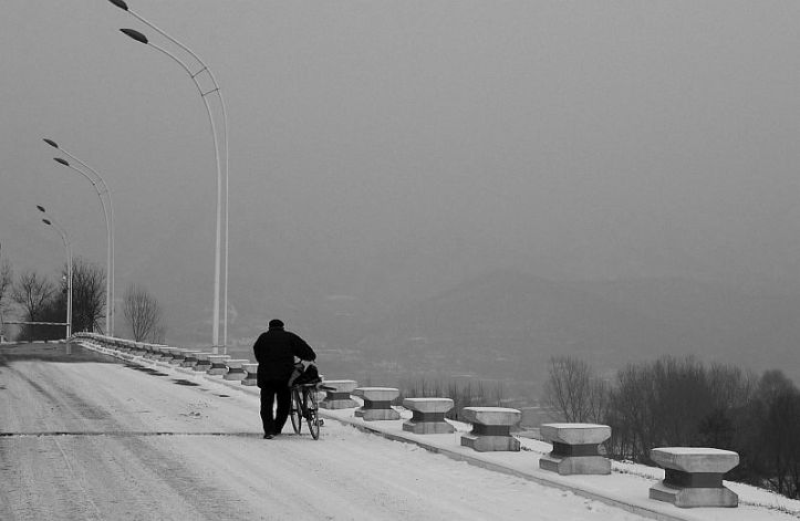 winter cyclist